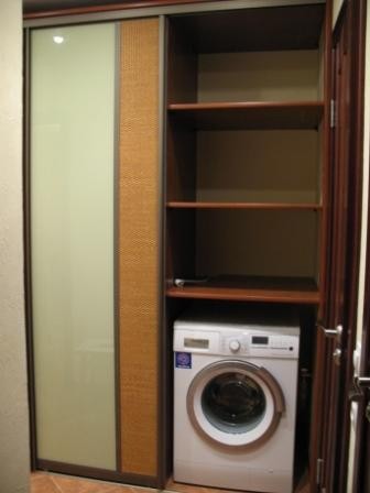 Armoire avec étagères