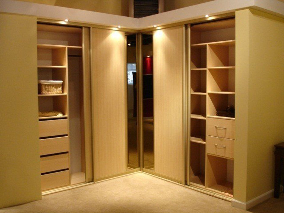 Armoires coulissantes design d'angle à l'intérieur