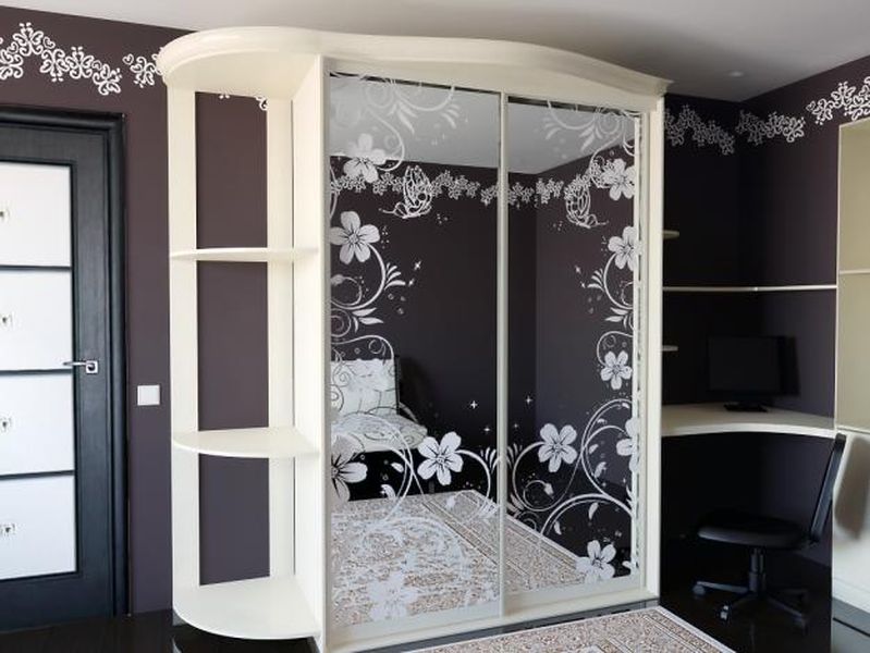 Armoires coulissantes un miroir avec dessin