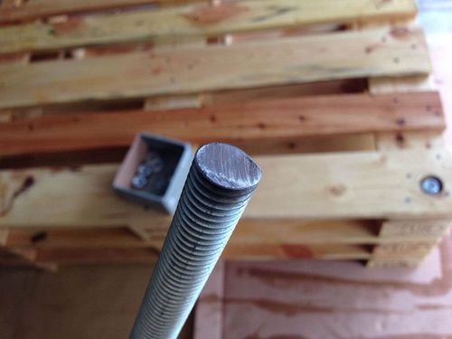 Nous fixons des palettes de meubles