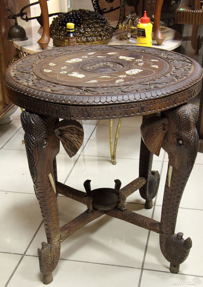 Table en bois sculpté antique