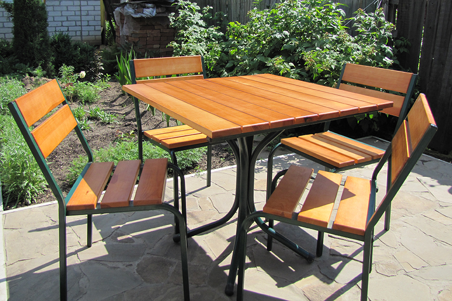 Tables et chaises pour café