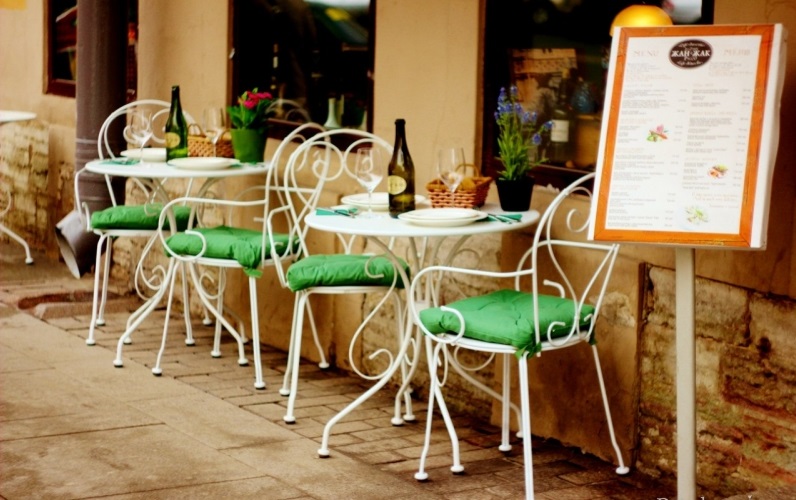 Chaises pour un café d'été