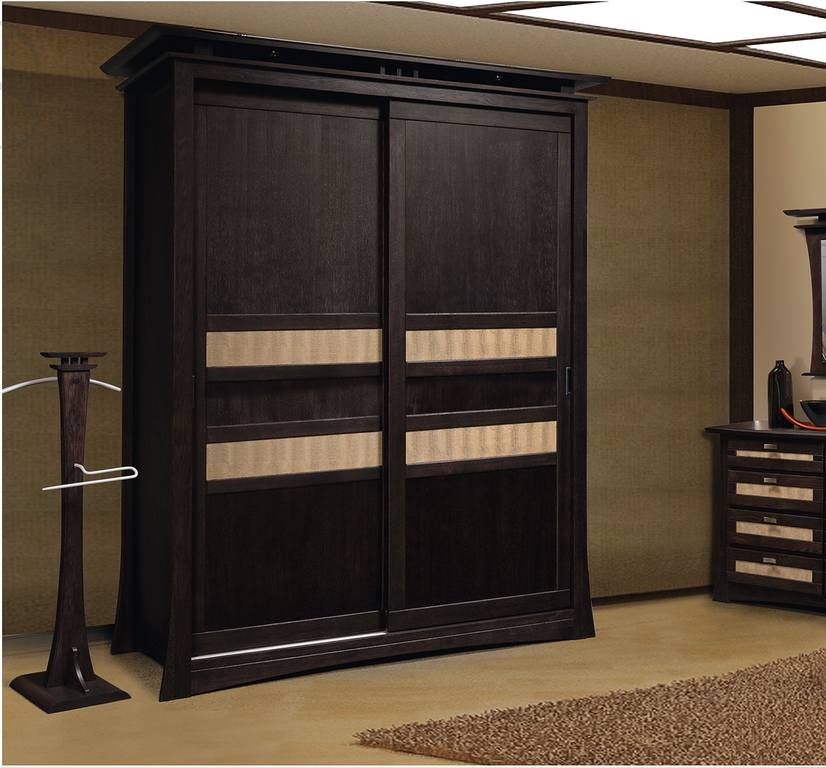 Armoire en bois foncé