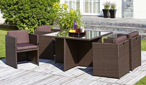 Tables et chaises en rotin confortables