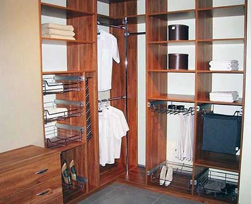 Armoire d'angle dans la chambre - garnissage
