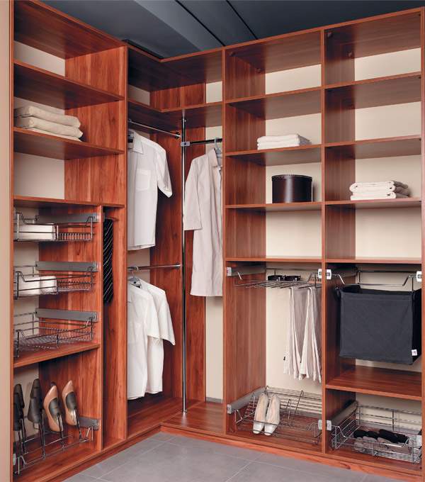 Armoire d'angle dans la chambre