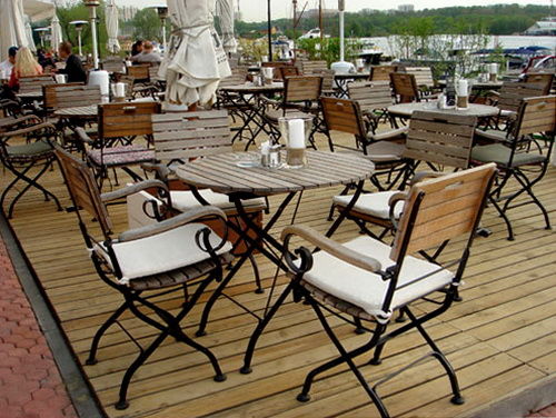 Mobilier d'extérieur pour un café d'été