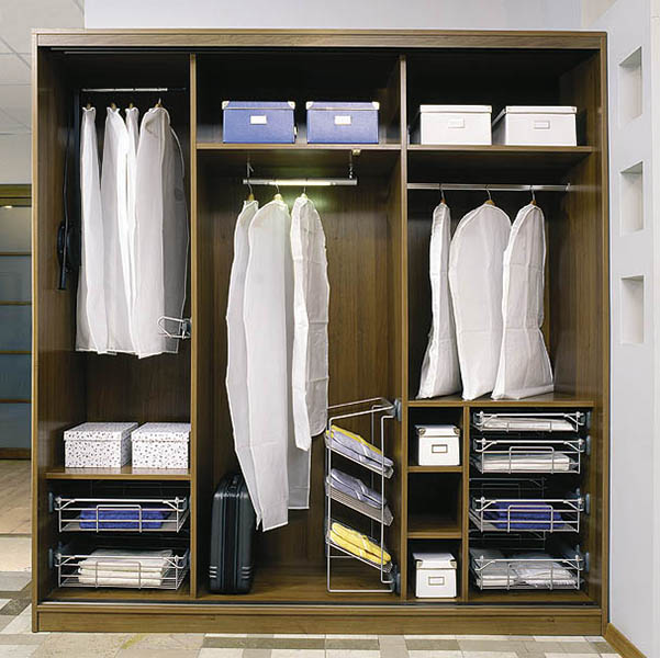 L'intérieur d'une petite armoire coulissante