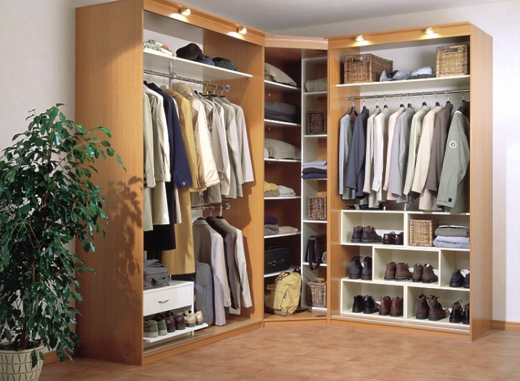Remplissage intérieur d'une armoire d'angle