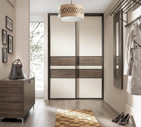Armoire encastrée à deux portes dans le couloir