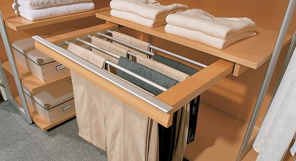 Brune rétractable dans une armoire