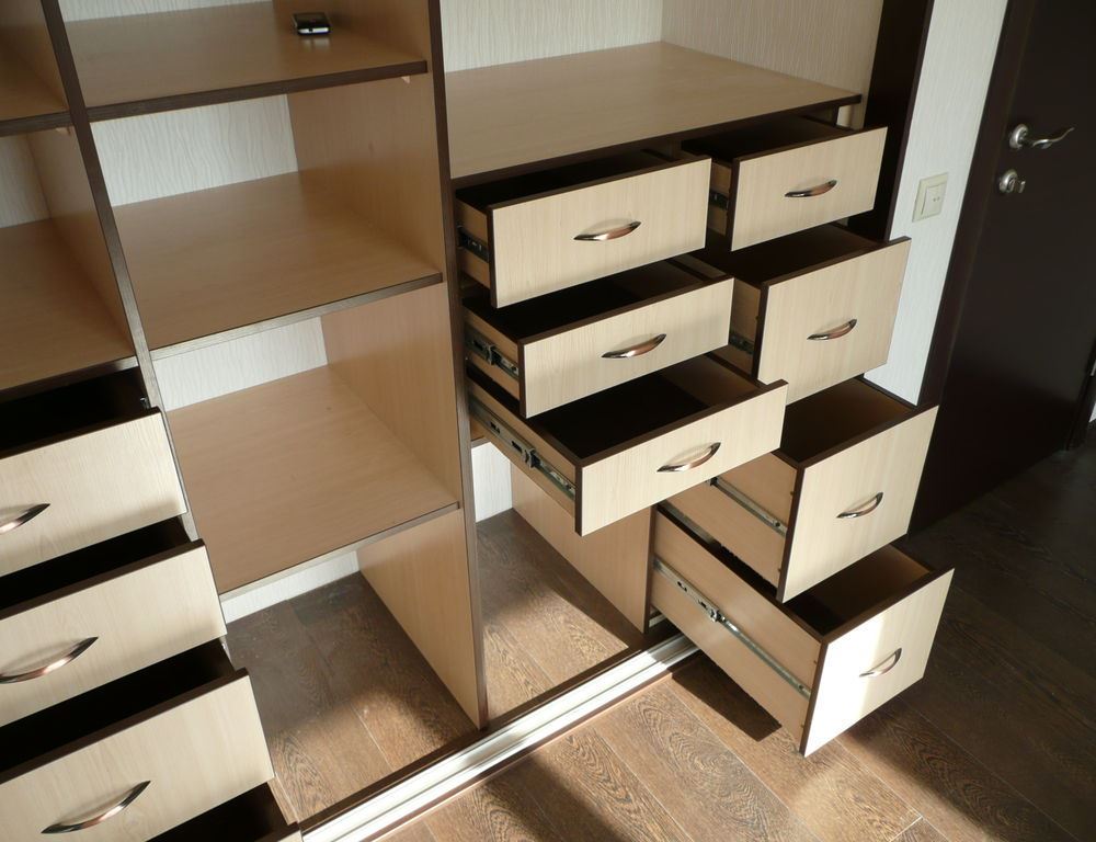 Tiroirs dans l'armoire