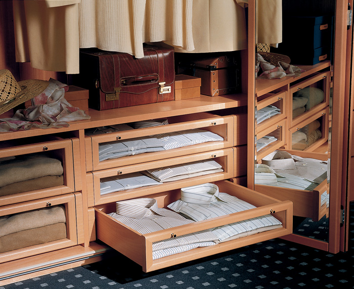 Tiroirs dans l'armoire