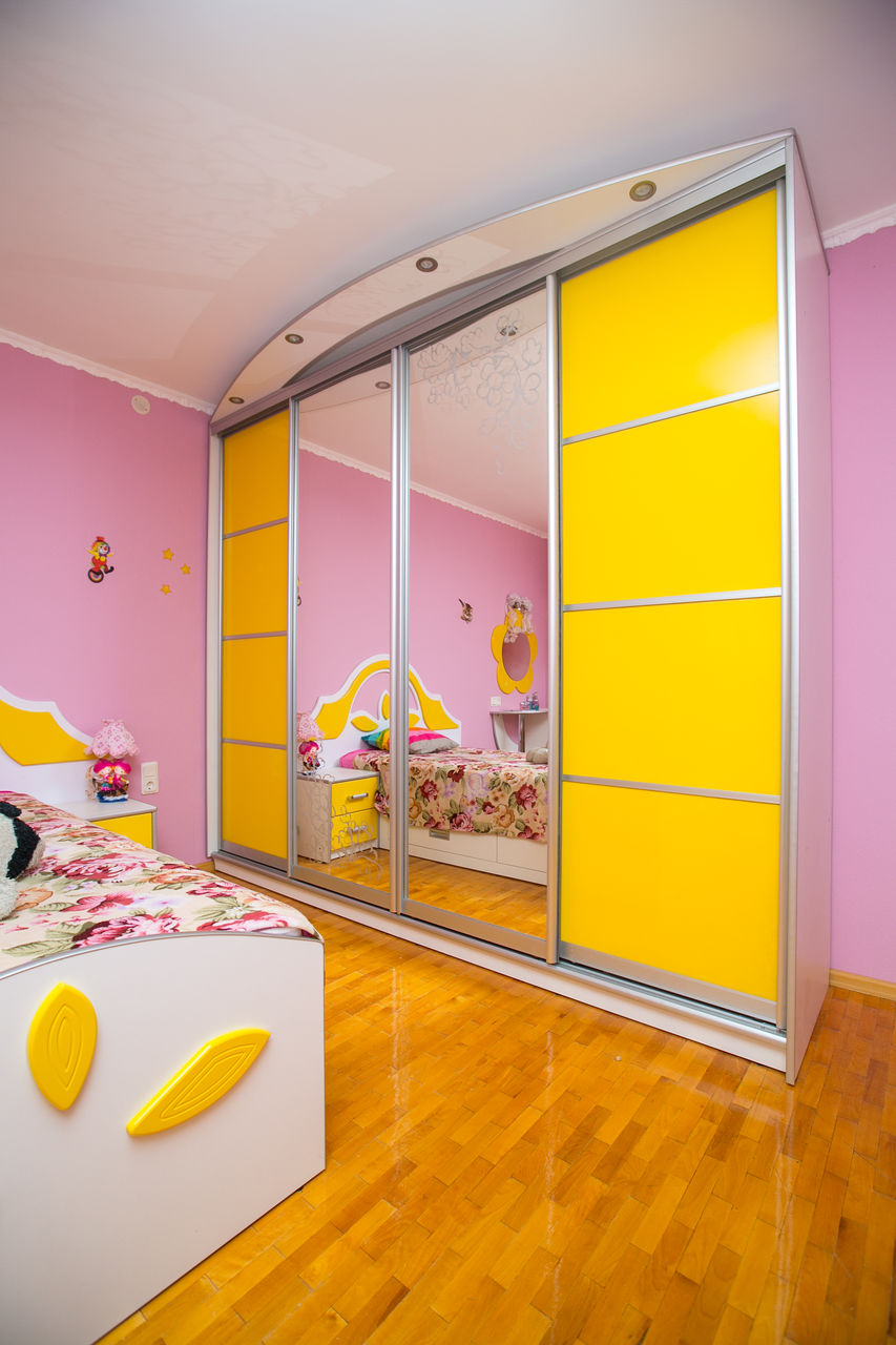 Armoire jaune