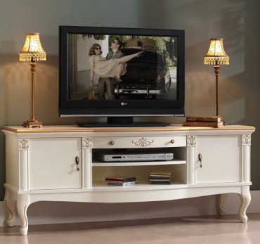 Armoire blanche avec ornements en or