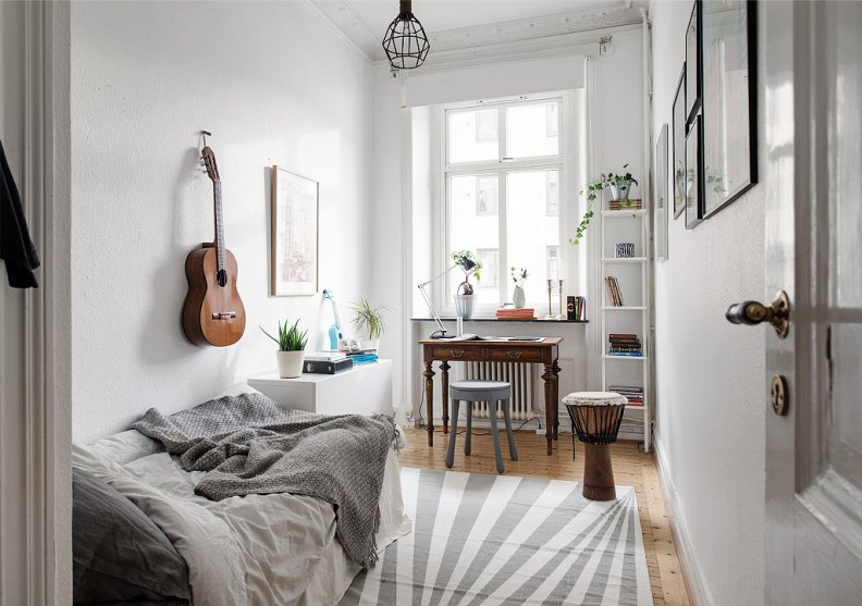 Tons blancs d'une petite chambre