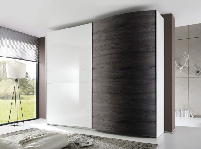 Armoire en noir et blanc dans un style moderne