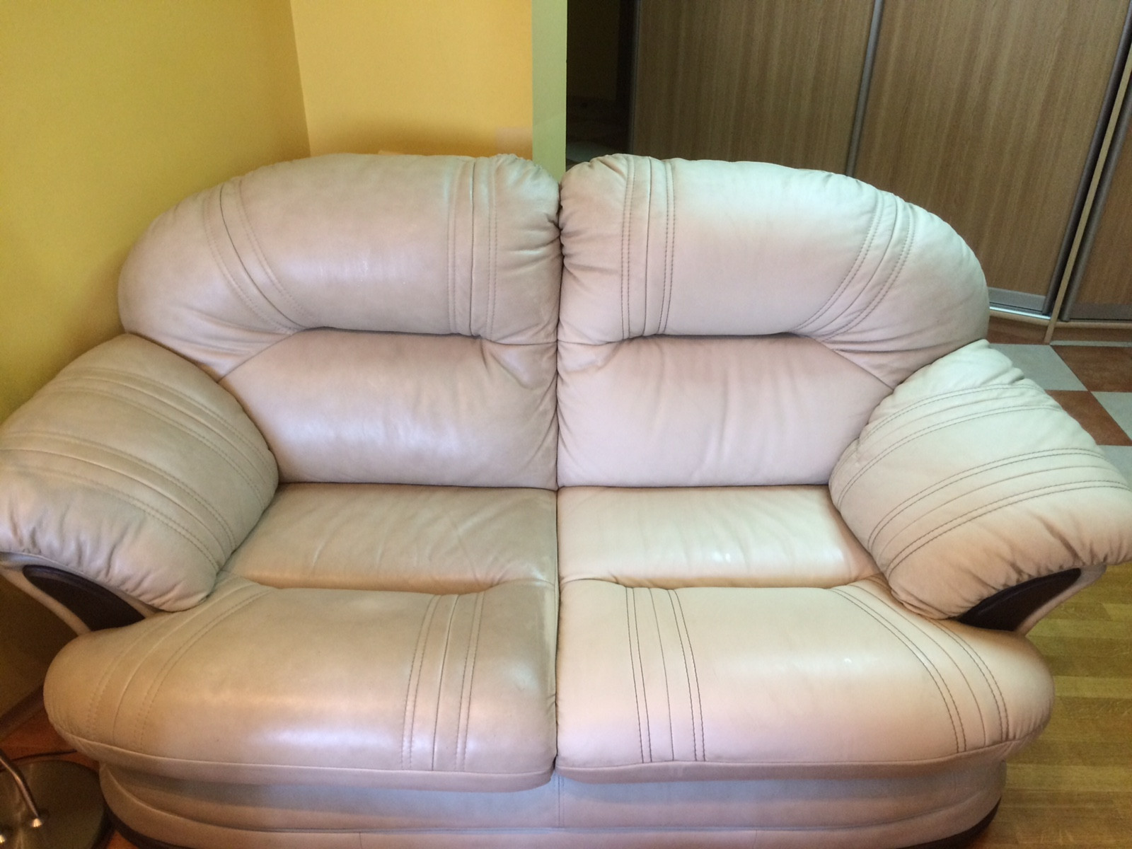 Nettoyage d'un canapé en cuir à la maison
