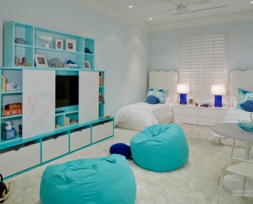 Deux poufs turquoise dans la pépinière