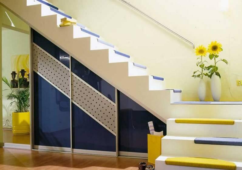 Armoire brillante sous les escaliers