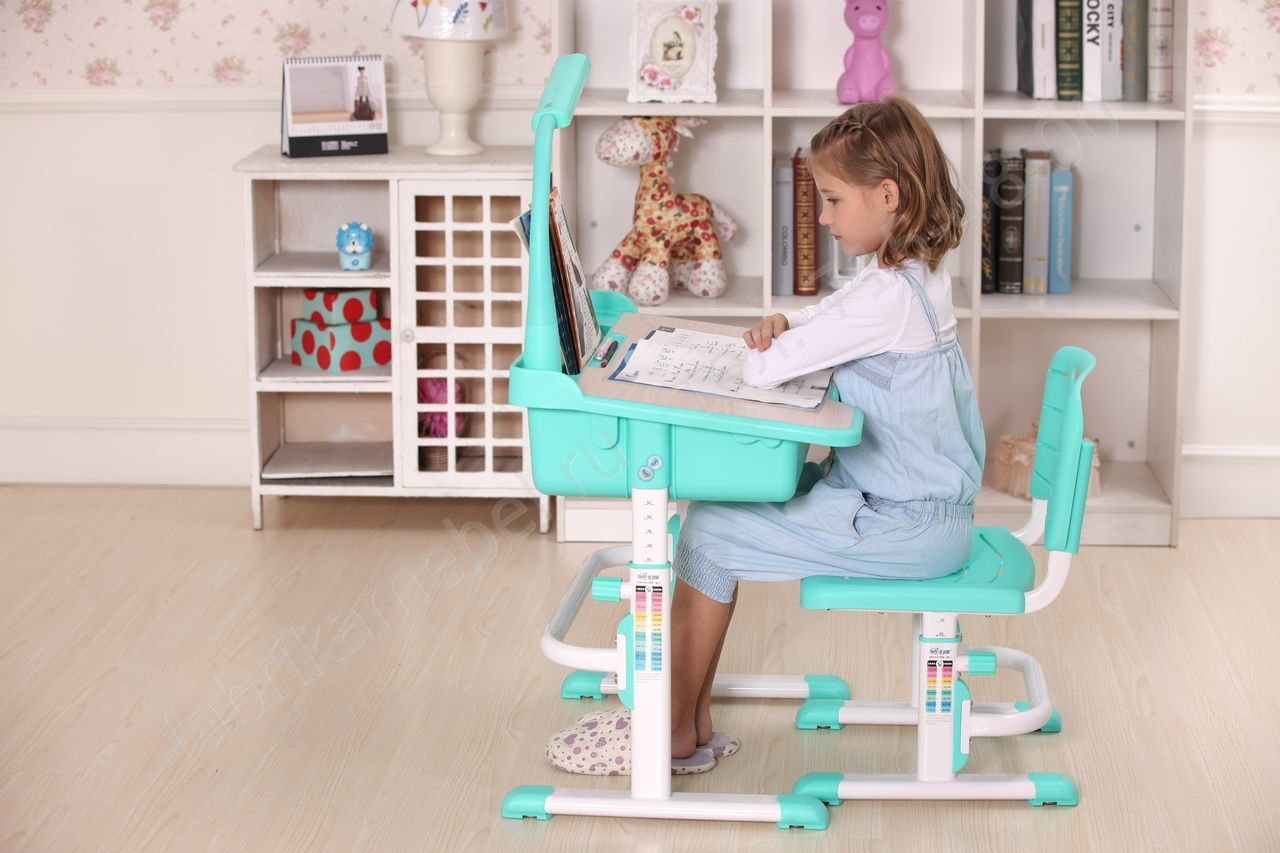 Mobilier confortable bleu pour le lieu de travail d'un enfant