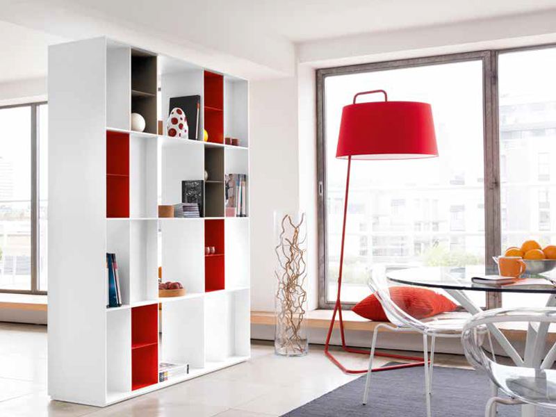 Bibliothèques à l'intérieur d'une pièce carrée