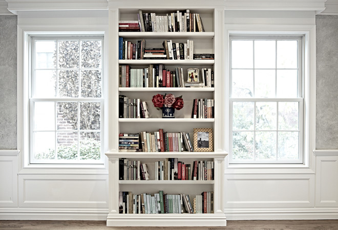 Bibliothèque entre les fenêtres