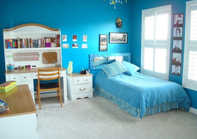 Chambre aux murs bleu vif