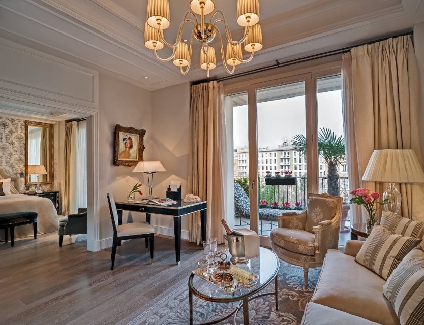 Couleurs marron et beige à l'intérieur.