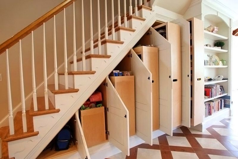 Escalier en bois au deuxième étage