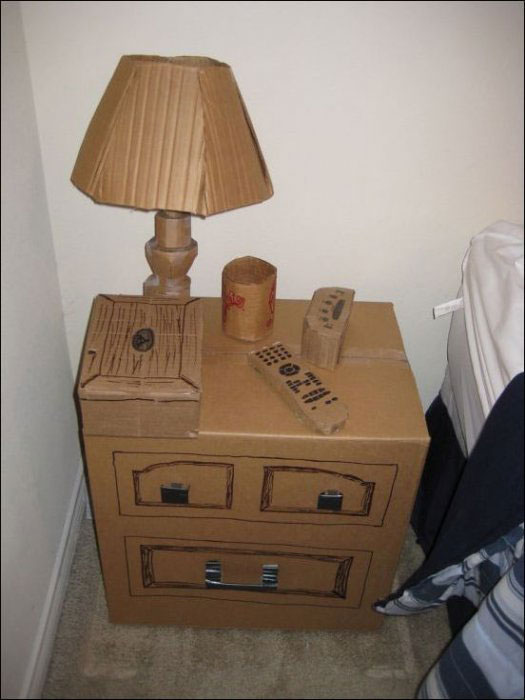 Belle table de chevet inhabituelle pour une chambre