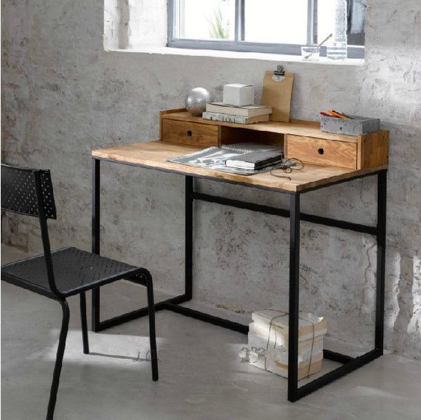 Table en bois insolite pour la salle