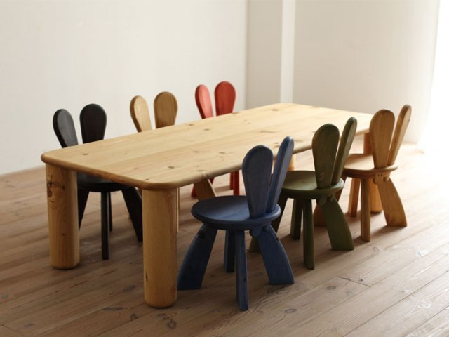 Coin repas avec chaises colorées