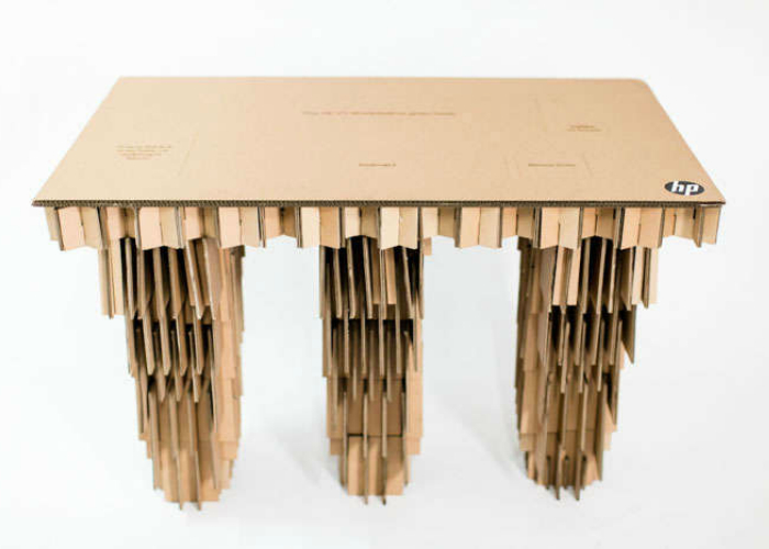 Table en carton très robuste et confortable