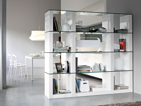 Armoire ouverte avec étagères