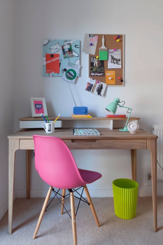 Chaise et table pratiques pour les cours