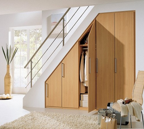 Armoire battante sous l'escalier