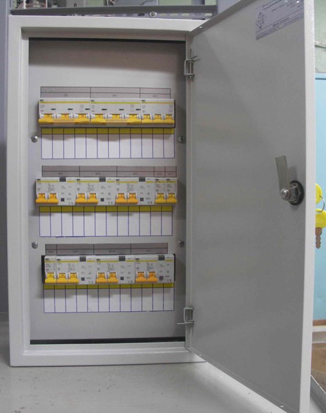 Armoire en métal