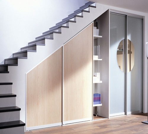 Armoire coulissante sous l'escalier