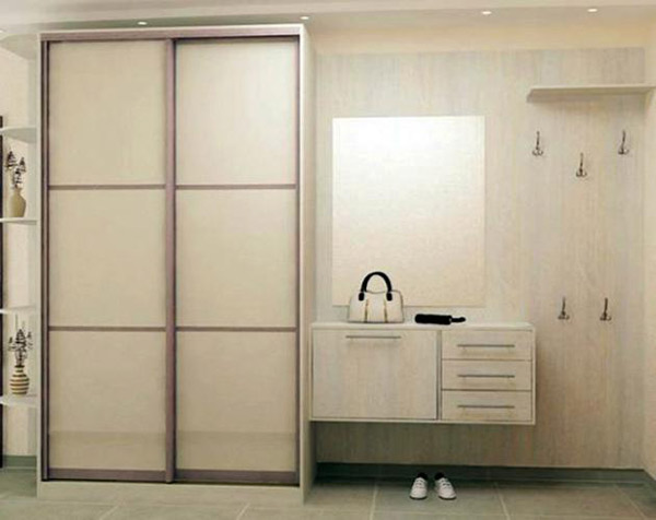 Armoire coulissante dans une lumière de couloir