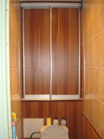 Armoire coulissante dans les toilettes