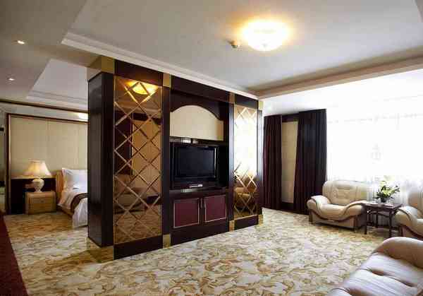 Armoire au milieu de la pièce