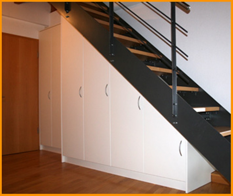 Armoire battante sous l'escalier