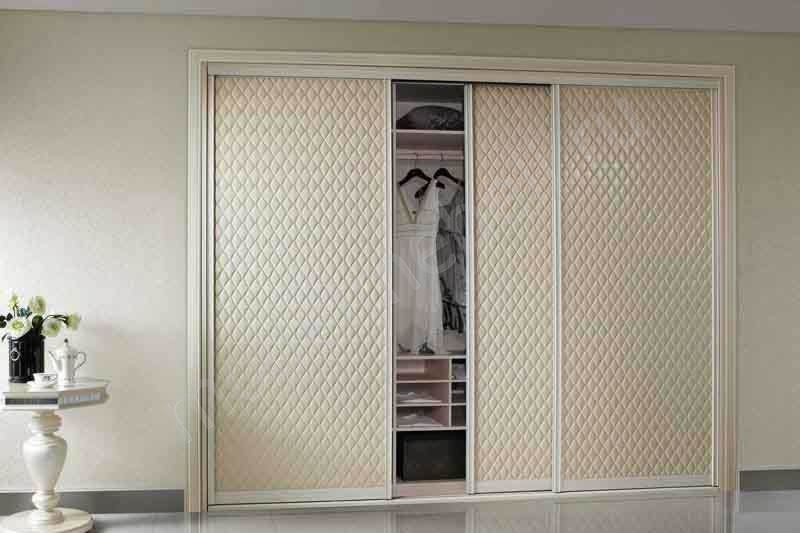Armoire en cuir