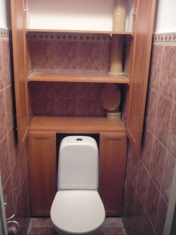 Placard à faire soi-même derrière la photo des toilettes.
