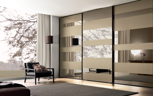 Armoire familiale spacieuse avec portes en miroir