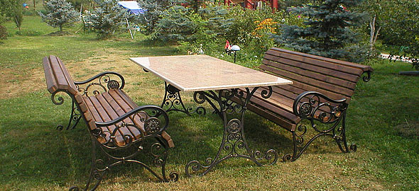 Bancs et table