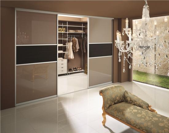 Armoire moderne construite dans la niche de la pièce