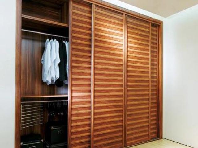 Armoire moderne intégrée au mur
